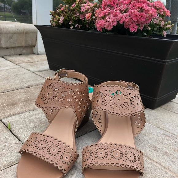 XOXO Brownish-Tan Detailed Sandals - Picture 1 of 2